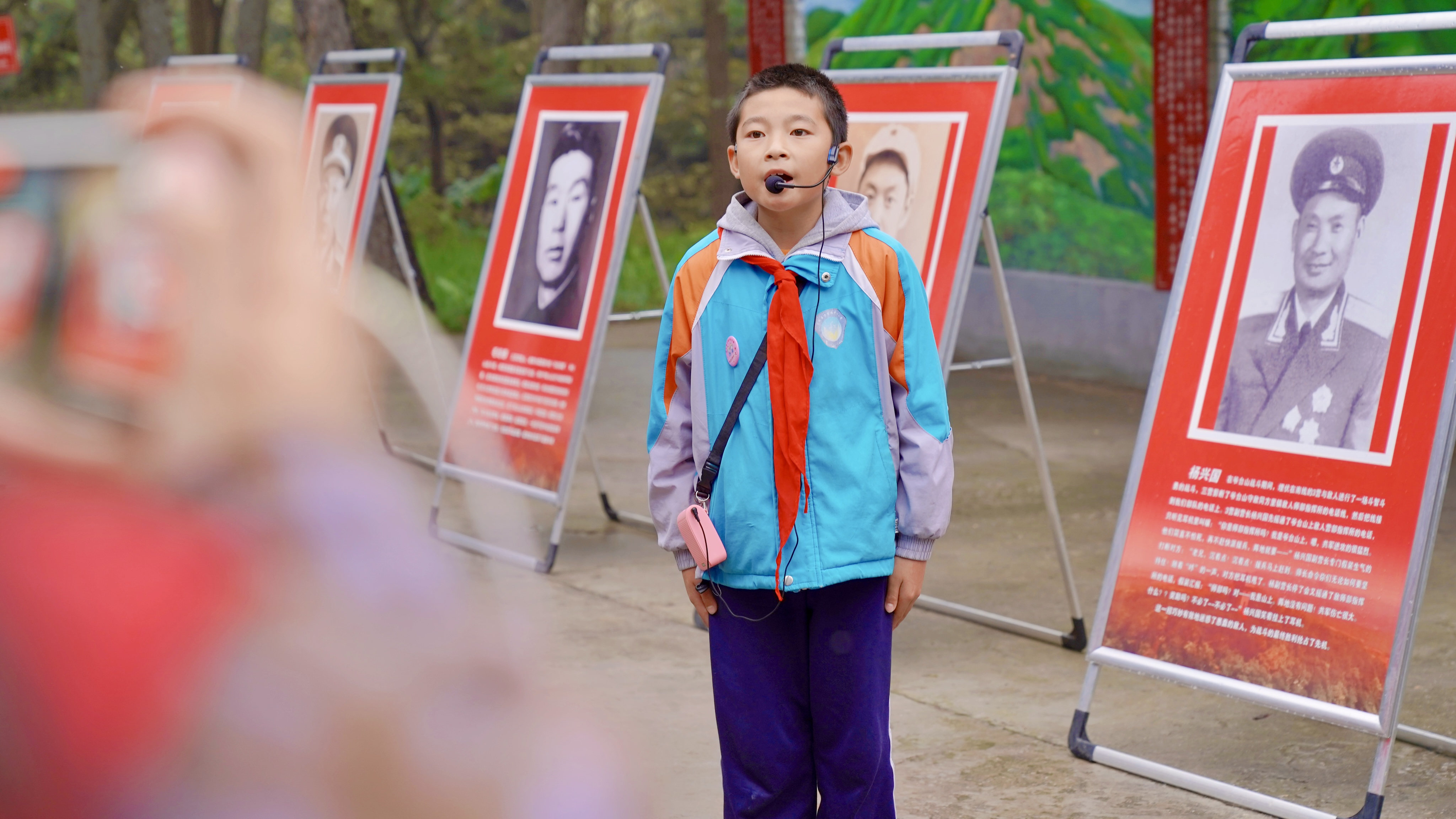 淳化县方里镇中心小学学生给采访团讲解