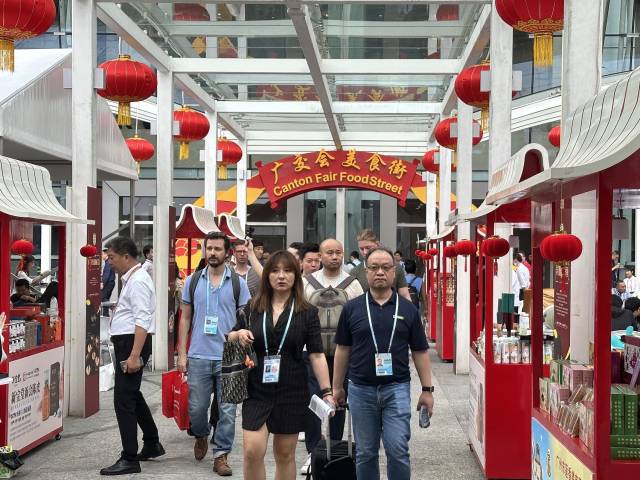 第135届广交会首次设立美食街。