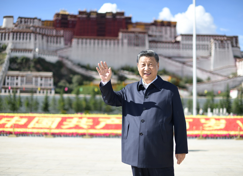 2021年7月22日，習(xí)近平在布達(dá)拉宮廣場(chǎng)考察時(shí)，向游客和當(dāng)?shù)厝罕姄]手致意。