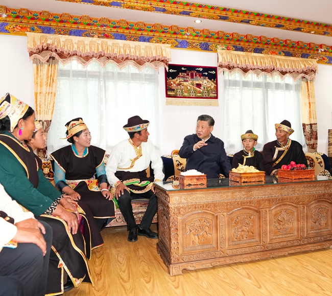 2021年7月21日下午,习近平在林芝市巴宜区林芝镇嘎拉村,同村民达瓦坚参一家人围坐在客厅里聊家常。新华社记者 李学仁 摄