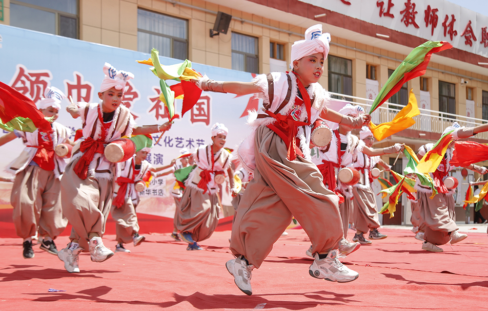 小学生表演　王学凯摄