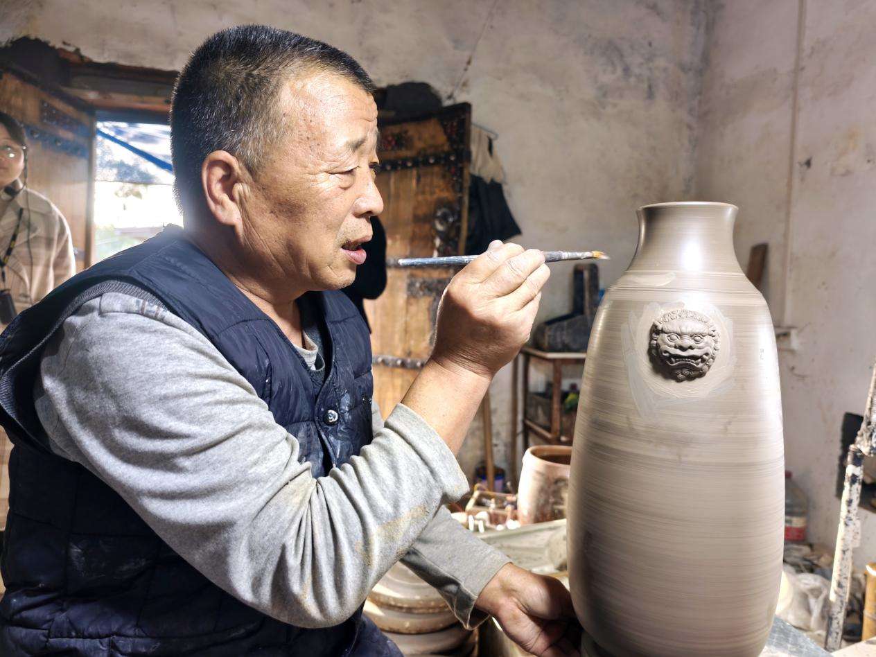 国家级非遗澄城尧头陶瓷烧制技艺传承人刘忠阳对坯体进行装饰 (2)