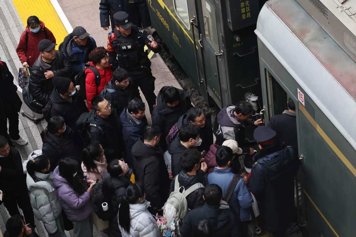 2026年春运启幕西安铁警守护平安路(图2)