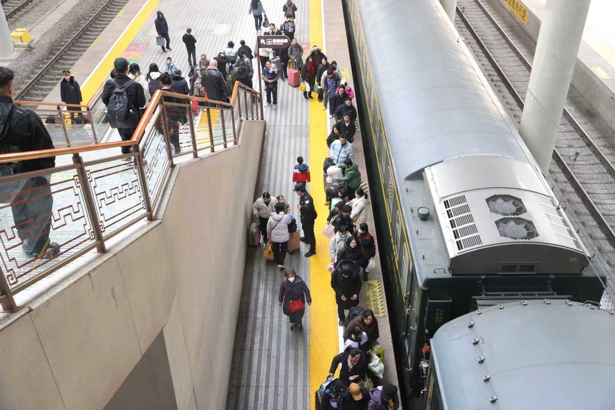 2026年春运启幕西安铁警守护平安路(图3)