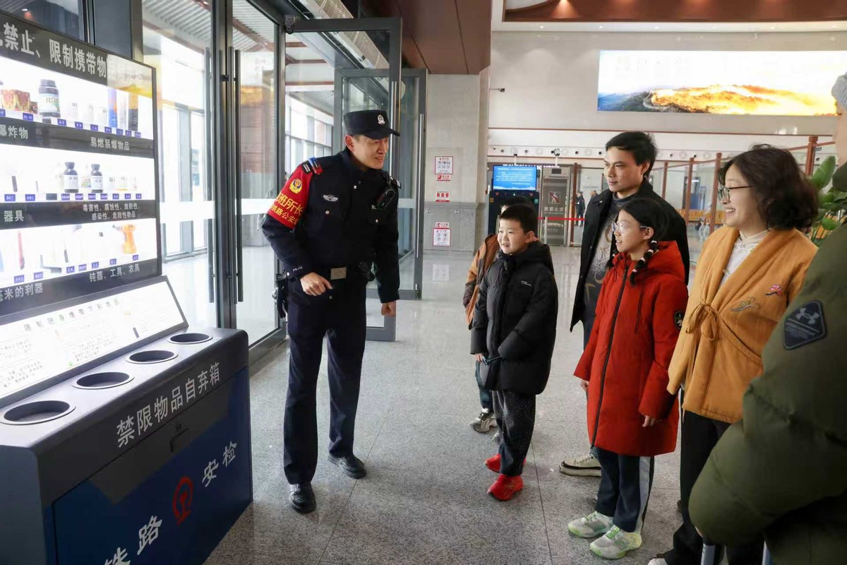 2026年春运启幕西安铁警守护平安路(图7)