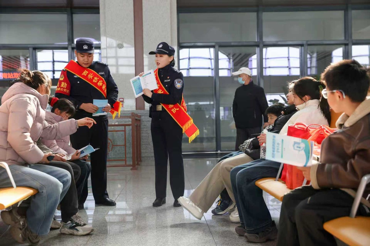 2026年春运启幕西安铁警守护平安路(图8)