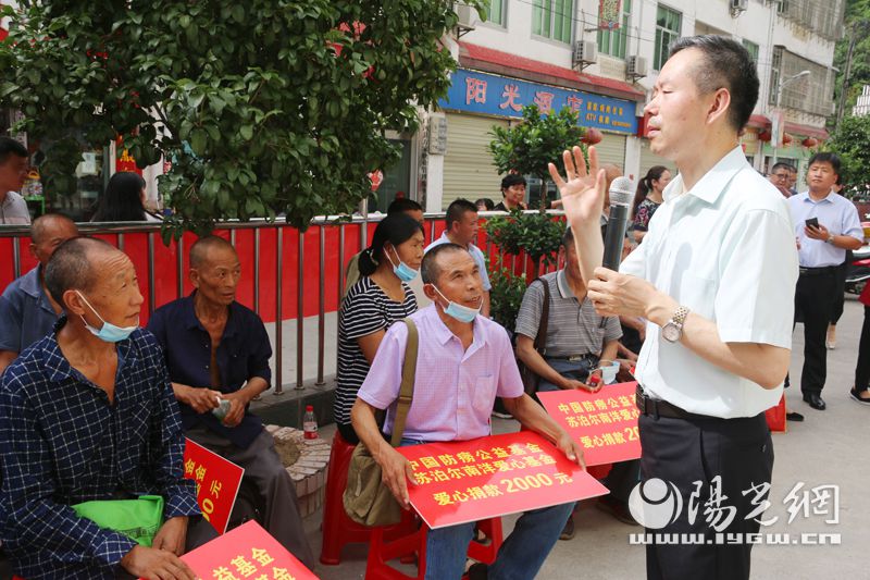 张天华所长在白河县向群众宣传结核病防治知识