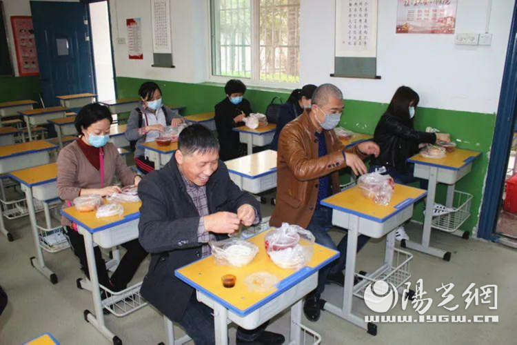 “学生”分班在教室内用餐，间隔1米
