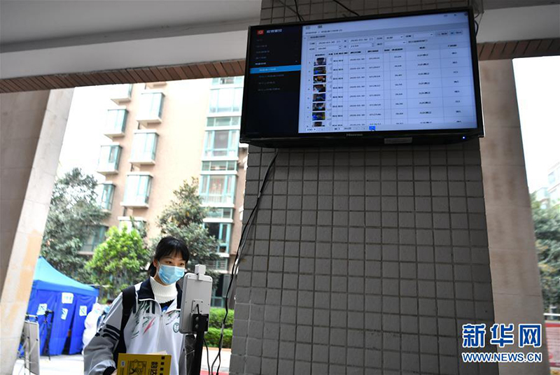 3月30日，陕西省西安中学的高三学生进入校园时测量体温。 当日，陕西省高三年级学生开学复课。