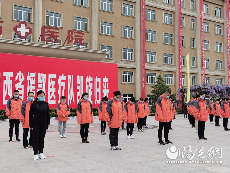 致敬英雄，逆行天使在天佑怡康医院隔离留观点举行哀悼活动