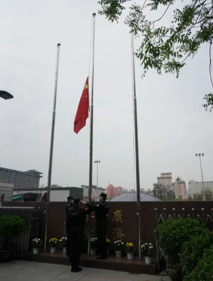 市第四医院举行升旗和降半旗仪式，哀悼疫情牺牲烈士和逝世同胞
