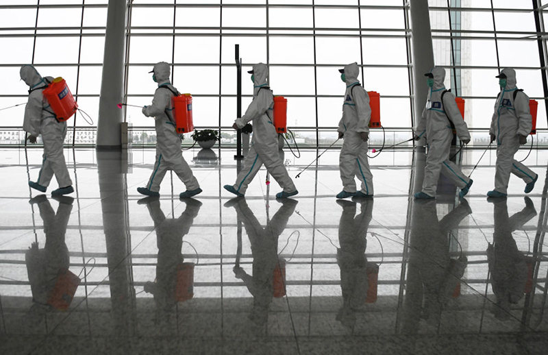 4月3日，在武汉天河机场，消防队员进入航站楼进行消杀作业。