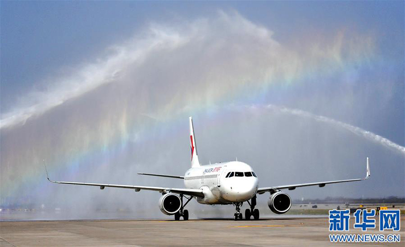 　4月6日，陕西省第二批援鄂医疗队乘坐的包机在西安咸阳国际机场受到水门礼迎接。