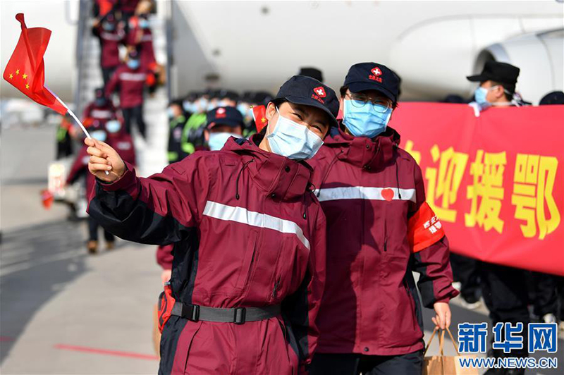 4月6日，陕西省第二批援鄂医疗队队员向迎接人员致意。