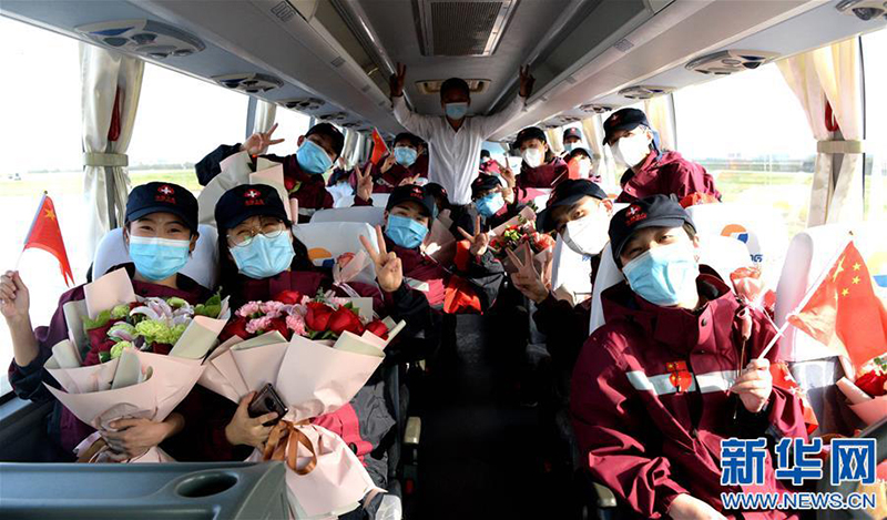 　4月6日，来自西安大兴医院的援鄂医疗队队员在大巴上合影。