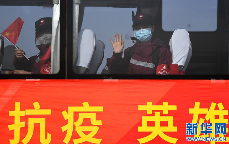 　4月6日，陕西省第二批援鄂医疗队队员艾叶（右）向迎接人员致意。