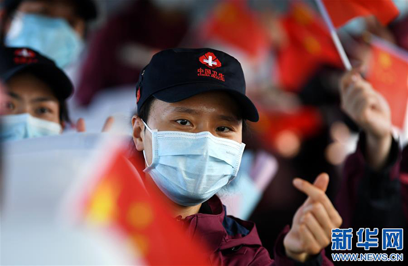 4月6日，陕西省第二批援鄂医疗队队员向迎接人员比心致意。
