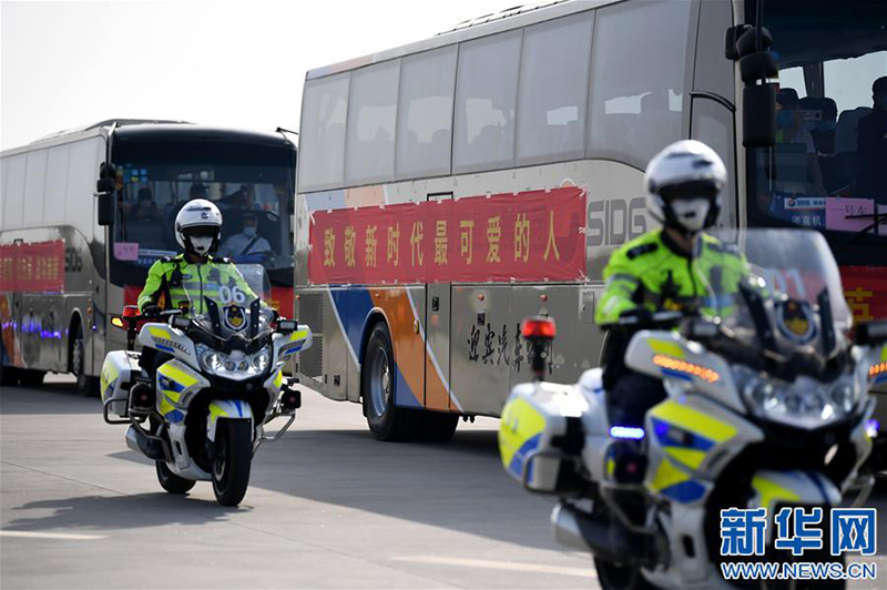 4月6日，陕西省第二批援鄂医疗队在西安交警特勤大队的护卫下离开西安咸阳国际机场。