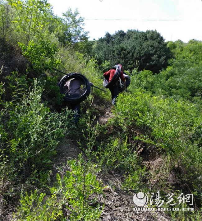 陜西移動(dòng)工作人員在貧困村建設4G基站
