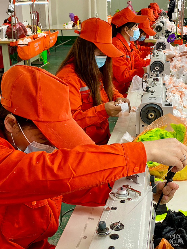 这是开办在社区内的工艺制品厂，工人正在加工毛绒玩具。