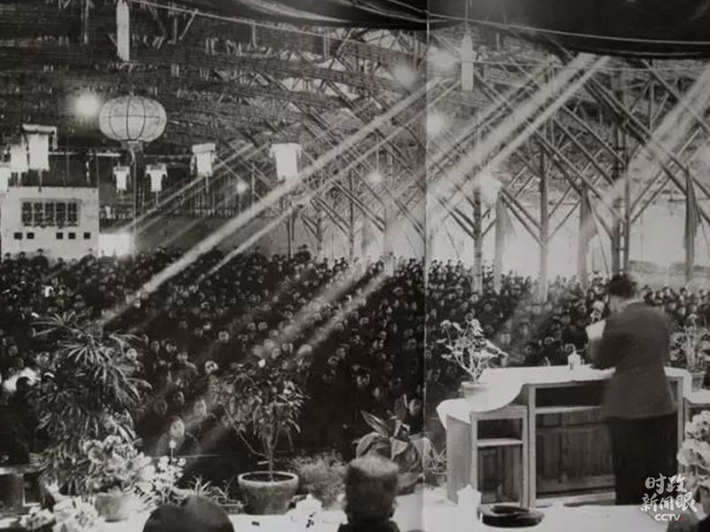 1957年，学校的大礼堂还没有建成，学校请来工匠用竹子搭建了这座临时“草棚大礼堂”。
