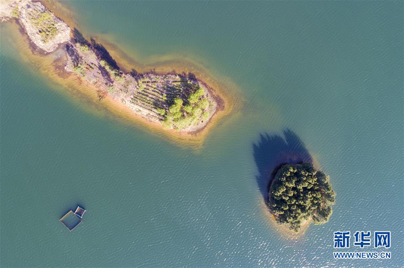 这是4月25日拍摄的安徽省宣城市郎溪县天子门水库景色（无人机照片）。