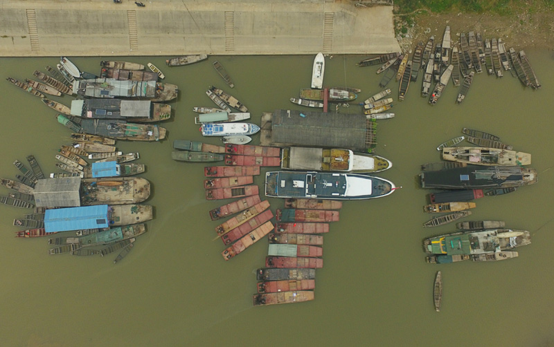 在湖南常德汉寿县蒋家嘴镇，待回收的铁渔船停靠在洞庭湖边