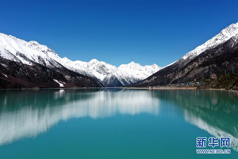 这是4月27日拍摄的然乌湖风光。 然乌湖位于西藏八宿县境内，湖水与雪山、蓝天相互映衬，景色如画。