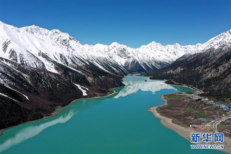 这是4月27日拍摄的然乌湖风光（无人机照片）。 然乌湖位于西藏八宿县境内，湖水与雪山、蓝天相互映衬，景色如画。