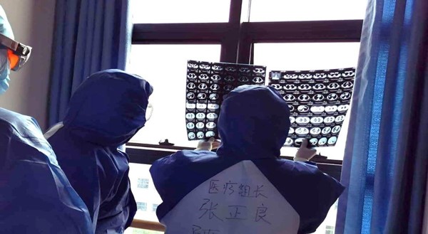 张正良在武汉协和医院查房