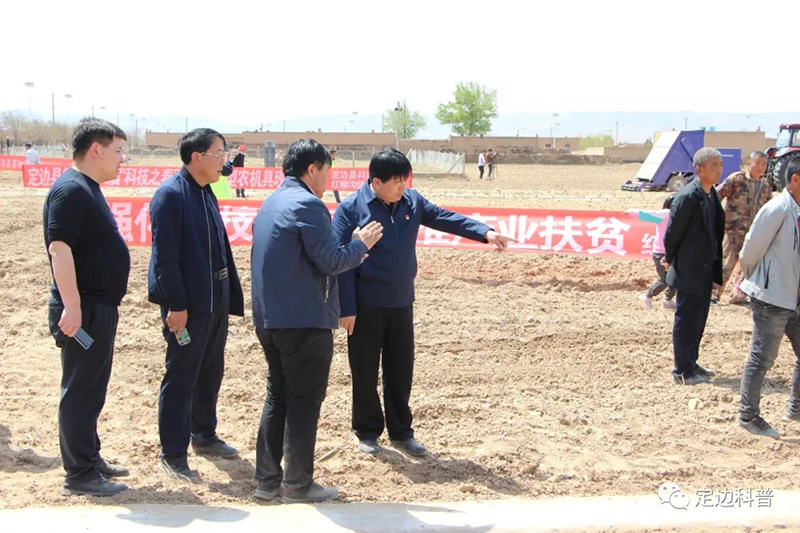 定边县举行第二十八届“科技之春”宣传月 暨新型农机具展示活动