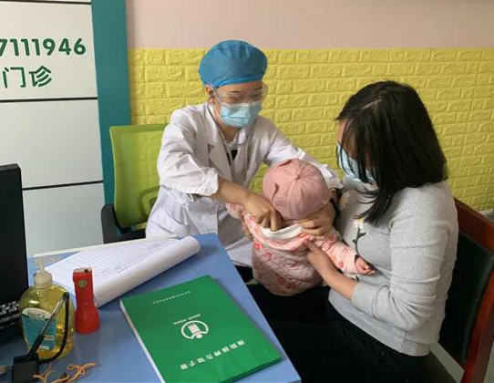 儿科医师王诗敏为儿童进行心肺查体