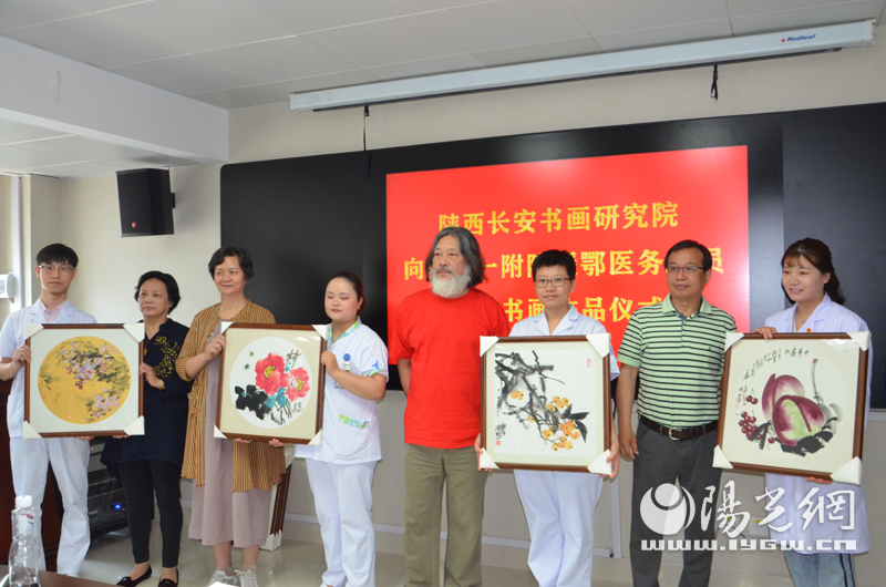 陕西长安书画研究院向交大一附院援湖北医务人员捐赠书画