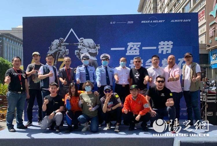 西安交警莲湖大队携手陕西省汽车摩托车运动协会向全市摩托车电动车驾驶员发起安全文明倡议。