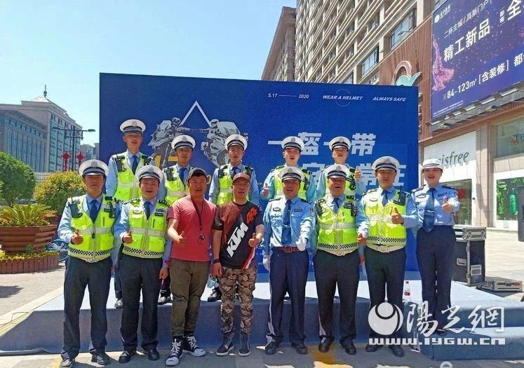 西安交警莲湖大队携手陕西省汽车摩托车运动协会向全市摩托车电动车驾驶员发起安全文明倡议。