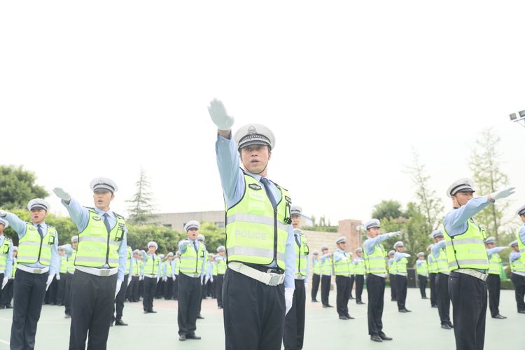 公安沣东新城分局开展交巡警队列、交通手势大比武