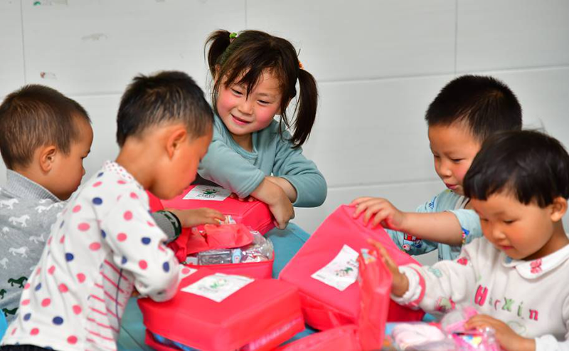 湖南省桑植县杨竹溪山村幼儿园小朋友收到了卫生防护包