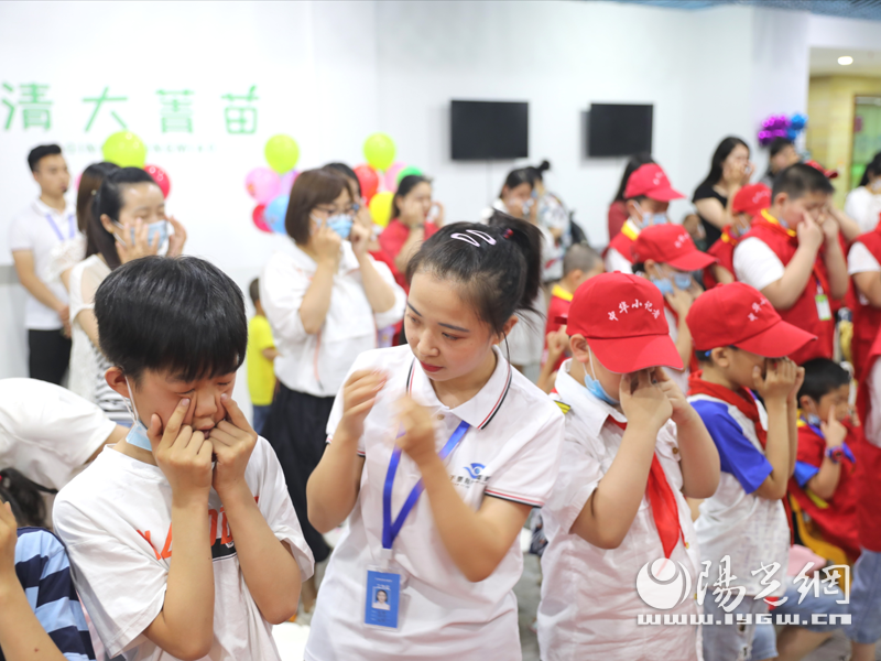 中华小记者走进千里目视力养护中心学“护眼”