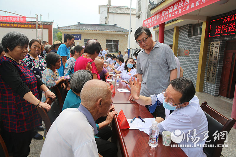 西安交大二附院：助力脱贫攻坚 关爱教师健康