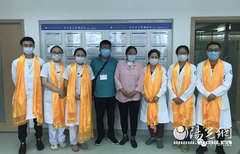 藏族夫妇千里求医顺利康复 哈达敬献西安市第三医院医生