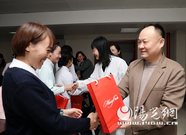 交大一附院召开庆祝“三八”妇女节女教职工代表座谈会