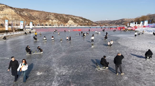 陕西神木：碧麟湾冰上项目多点开花 解锁冰雪乐趣新体验