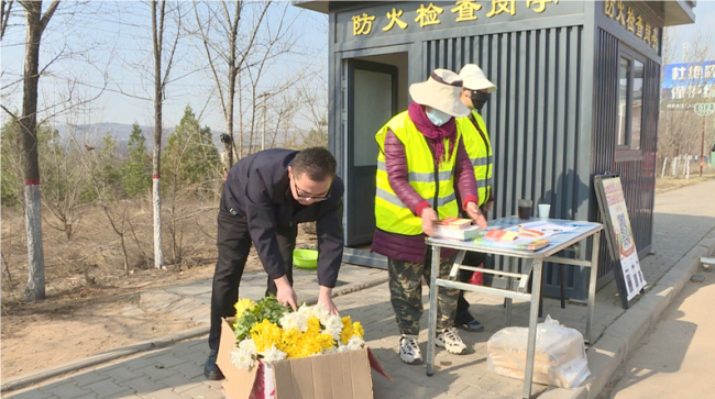 陕西神木：严防死守护青山 文明祭扫过清明