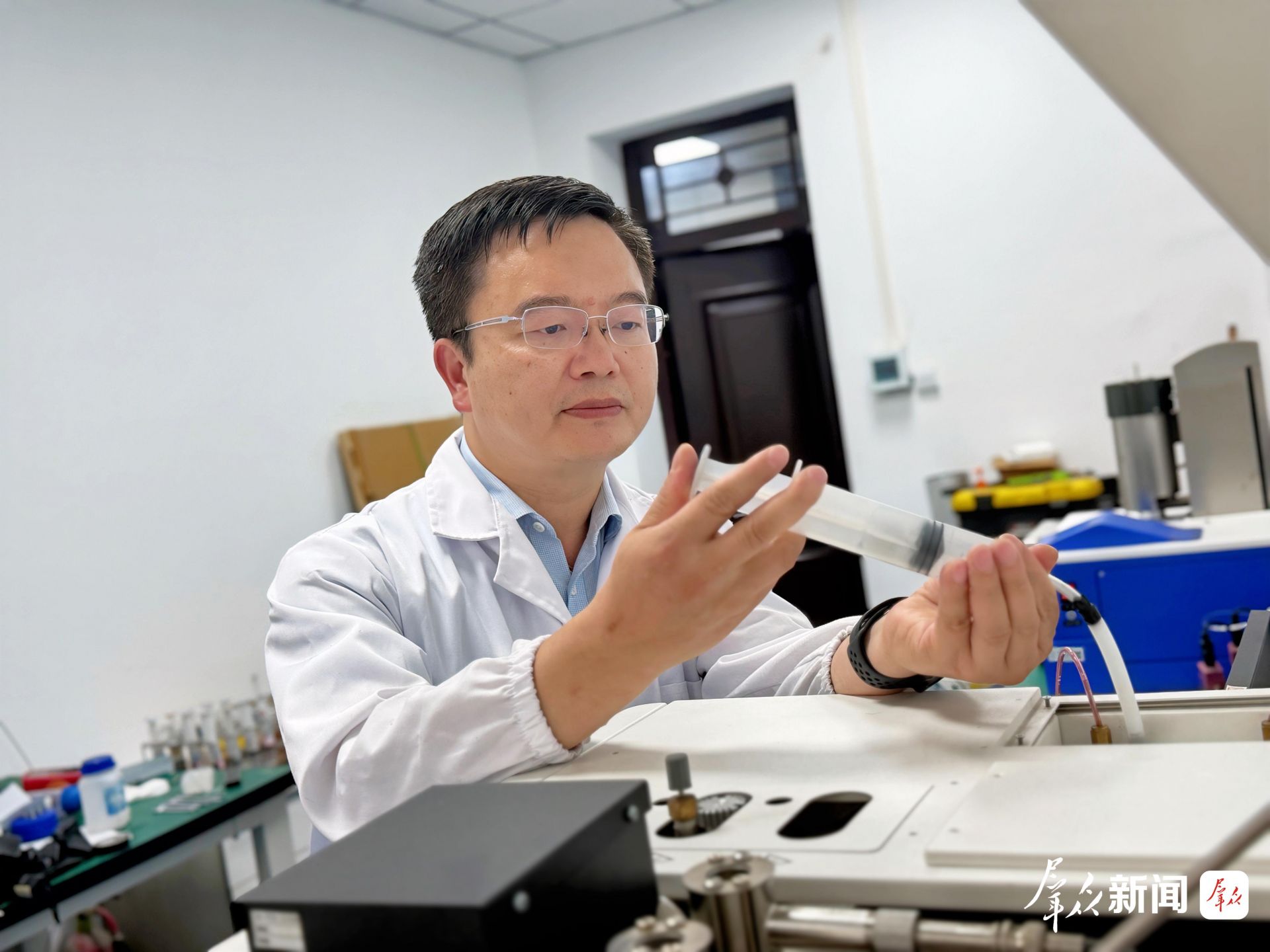 5月28日,西安科技大学二级教授马砺在实验室利用仪器分析火灾气体成分。为更好地进行科研,马砺不畏工作环境的艰苦和危险,长期深入煤矿生产一线,年均在煤矿现场开展科研工作的天数超200天。他曾参与控制和扑灭山东、内蒙古等全国10多个省(区、市)煤矿自燃火灾事故100余起,帮助各煤矿从火区抢撤出价值数亿元的设备,解放冻结煤量3000多万吨,创产值30多亿元,创造了巨大的社会效益和经济效益。群众新闻记者 郭诗梦摄