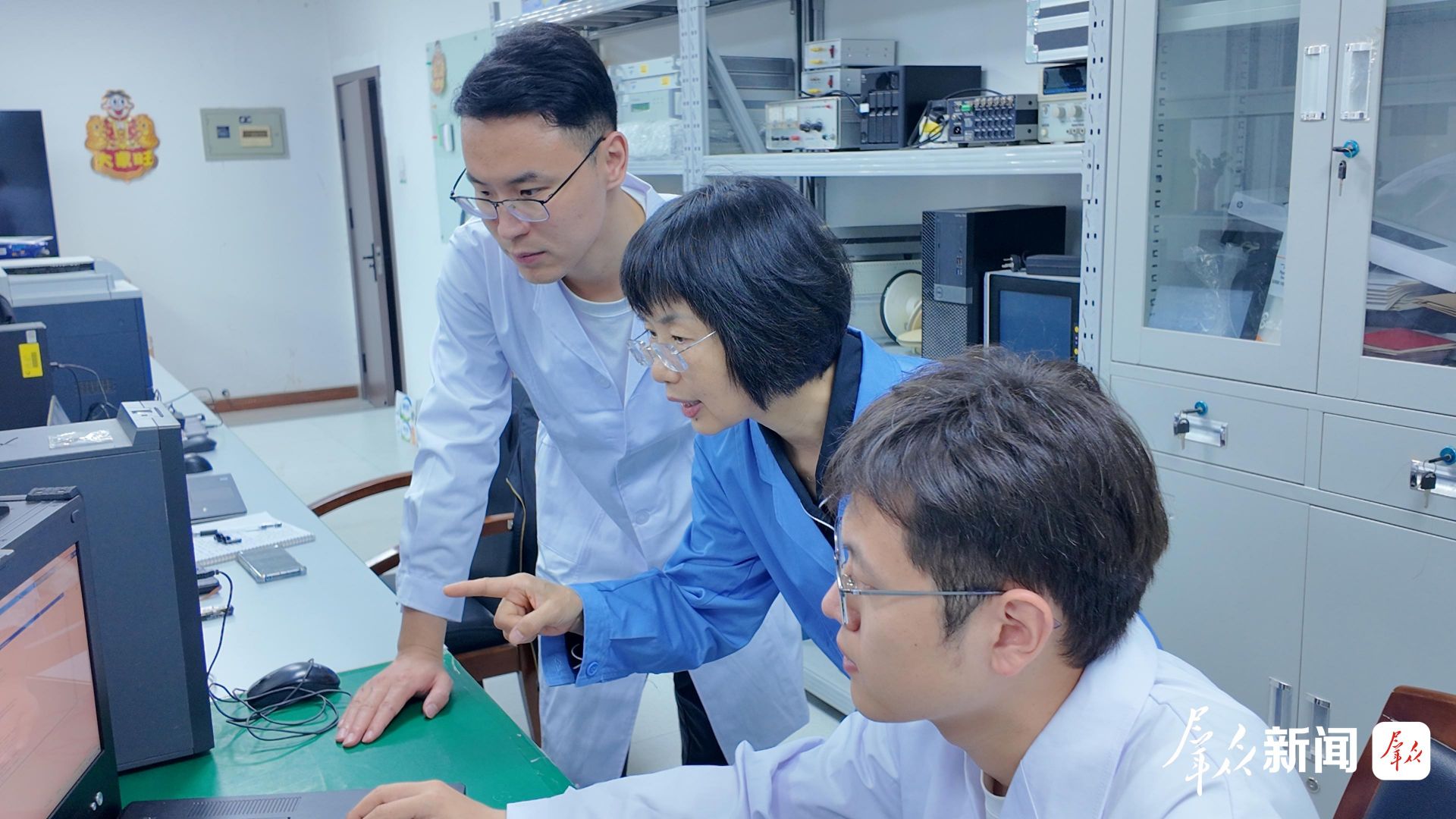 5月24日,中国科学院国家授时中心卢晓春(中)在指导学生做算法与系统联试。二十年来,卢晓春坚持前沿创新、定义全球领先的“中国精度”,冲锋在项目一线、铸就北斗系统的“试验基石”,扎根秦岭深处、构筑观测苍穹的“智慧天眼”,登上世界舞台、赢得属于中国的“国际话语权”。群众新闻记者 孙亚婷摄 c57cd23e45825b60c7b6ce995ffcfefe.jpeg