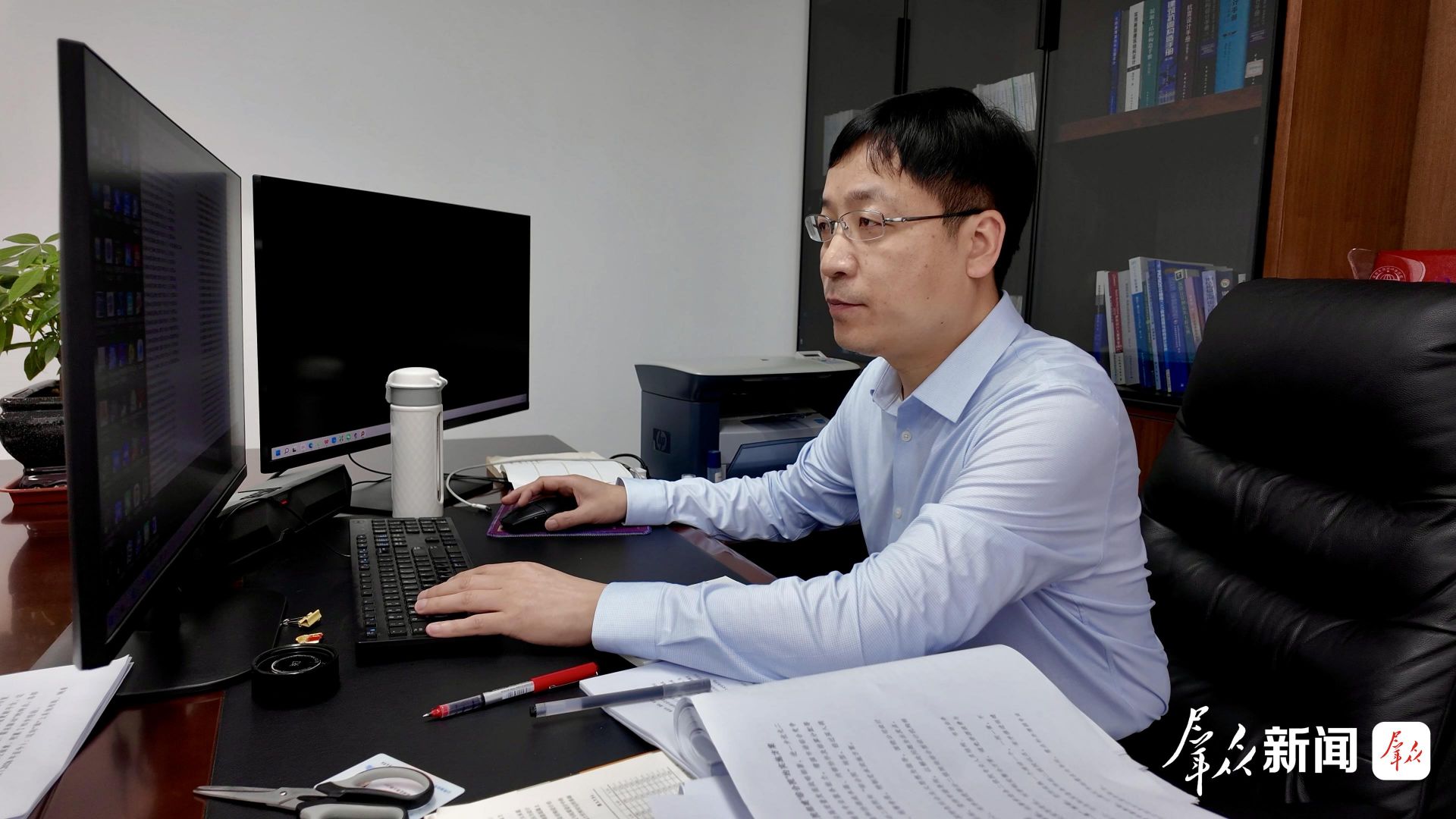 5月27日,中国建筑西北设计研究院有限公司教授级高工辛力在整理新承接项目的结构设计图纸。辛力致力于建筑抗震关键技术研究与工程实践,主持完成延长石油科研中心、西安火车站改扩建等数十项重点工程,主导研发楼梯结构消能减震体系等核心技术,应用于百余项工程,并牵头编制多部行业标准,推动产学研融合。群众新闻记者 蒲茜摄 93c6af923f6d39807c9f16afbf3c3c5b.jpeg