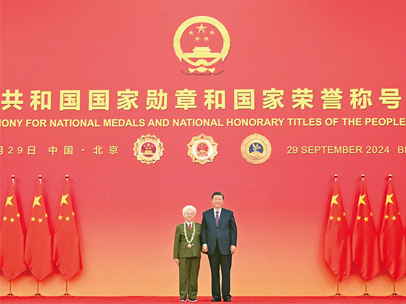 2024年9月29日，习近平总书记向“人民艺术家”国家荣誉称号获得者田华颁授奖章。