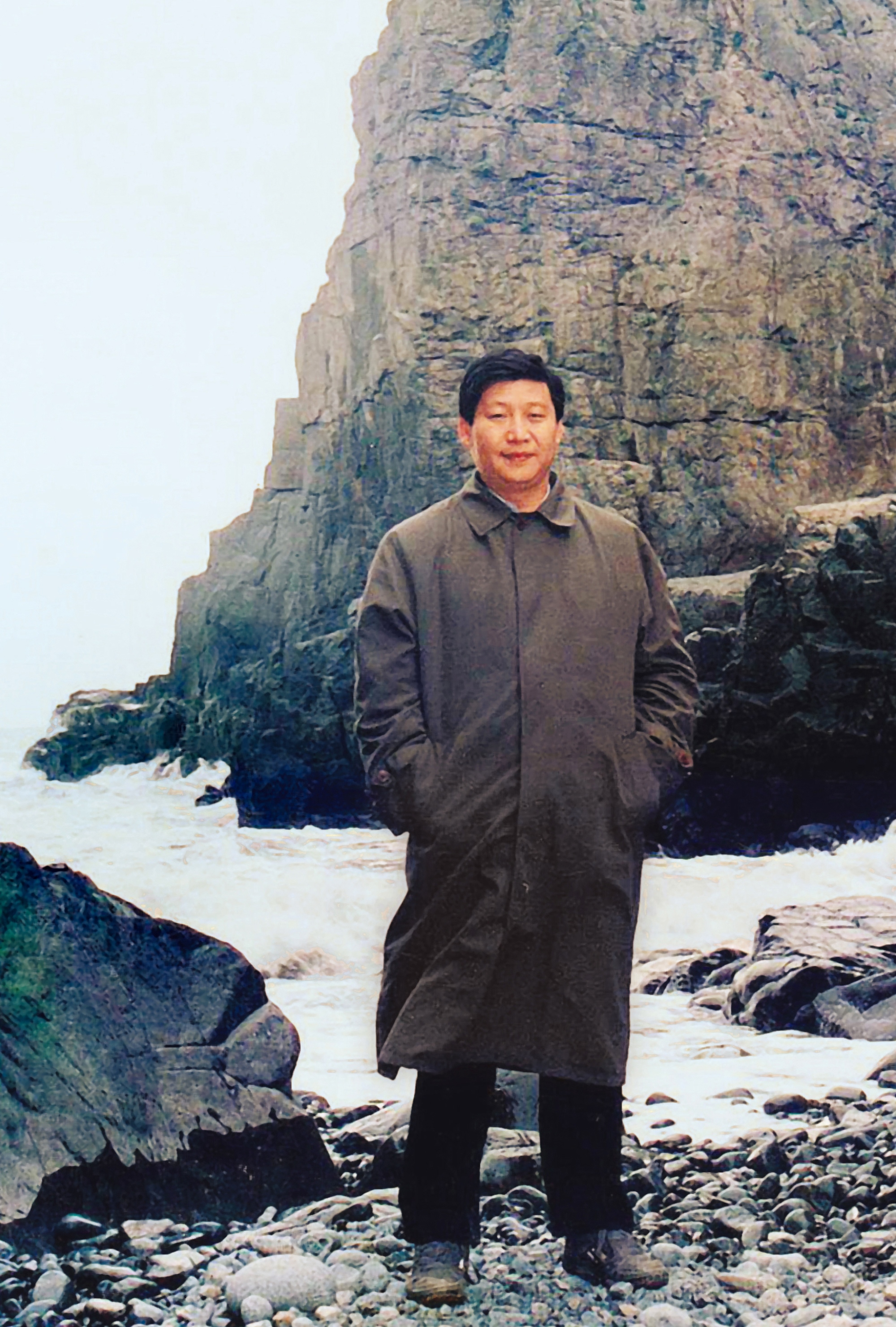 上世纪90年代初,时任福州市委书记习近平在平潭调研。(资料图片) 上世纪90年代初,时任福州市委书记习近平在平潭调研。(资料图片)