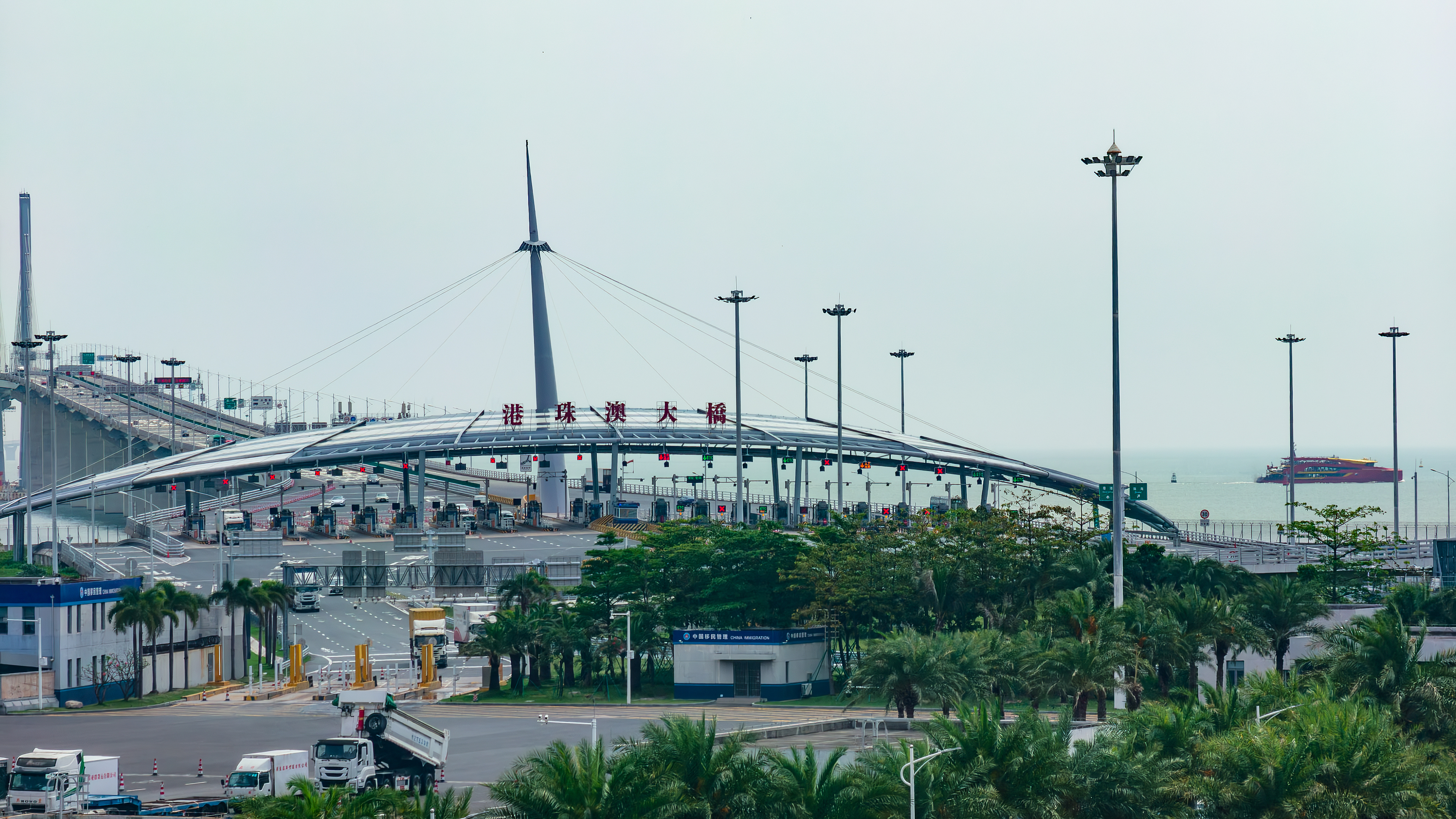 2026年5月3日,五一假期,港珠澳大桥珠海公路口岸,密集车流在通关通道有序通行,现场一派繁忙景象。