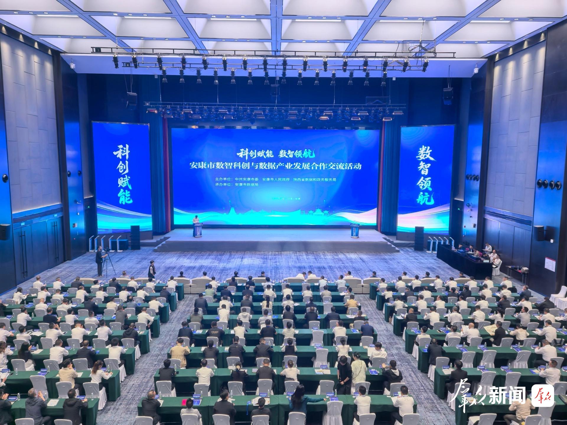 图为活动现场。